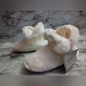 Mixit Cream Color Slipper Boots with Embroidered Owl Detail Size Medium 1-2